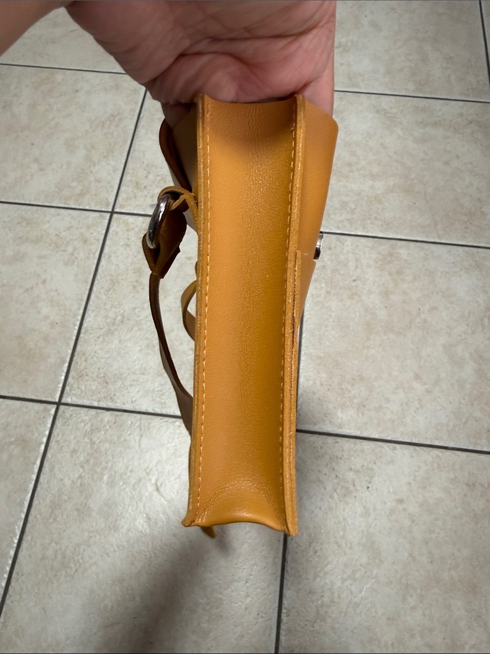Straightforward - Women’s adjustable Crossbody Bag in Caramel - Picture 6 of 7